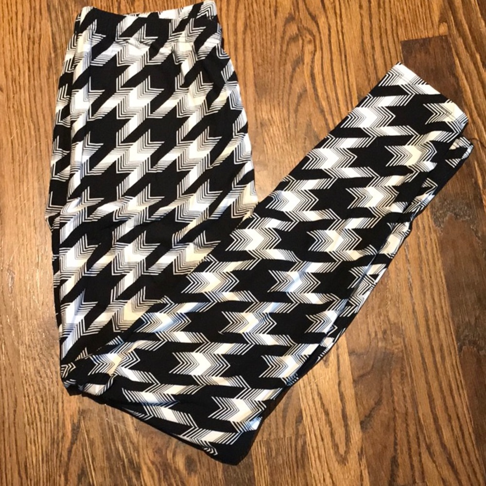ALABAMA Black/White Houndstooth Legging Plus Size.